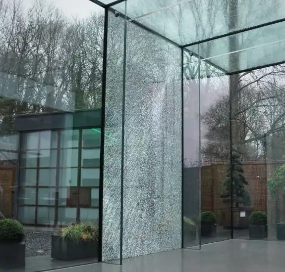 glass wall spontaneously shattered in a structural glass box
