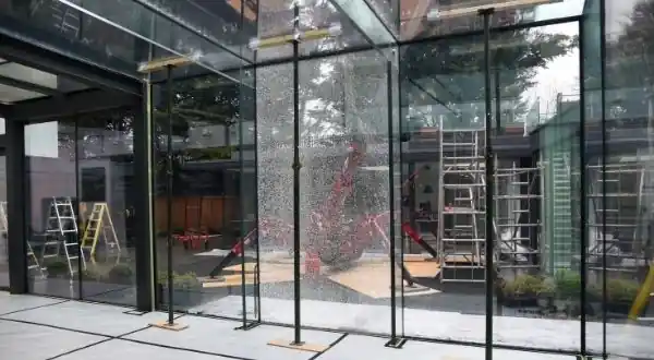 shattered structural glazing caused by nickel sulphide inclusion in toughened glass